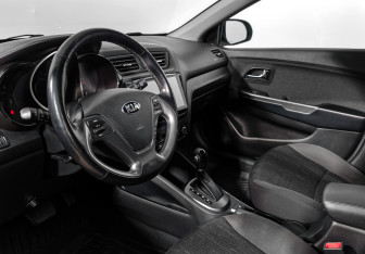 Подержанный автомобиль Kia Rio Hatchback 2015 года (9 фото)