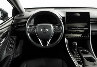 Подержанный автомобиль Toyota Avalon 2022 года (10 фото)
