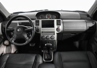 Подержанный автомобиль Nissan X-Trail 2006 года (13 фото)