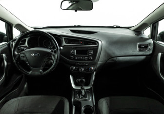 Подержанный автомобиль Kia Ceed Hatchback 2016 года (13 фото)