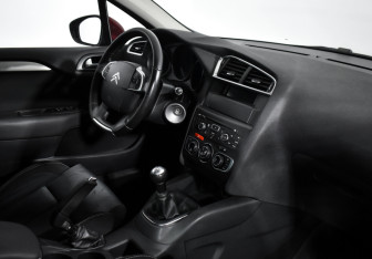 Подержанный автомобиль Citroen C4 Hatchback 2011 года (13 фото)