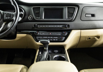 Подержанный автомобиль Kia Carnival 2020 года (14 фото)