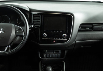 Подержанный автомобиль Mitsubishi Outlander 2022 года (14 фото)
