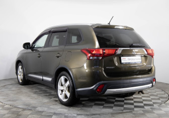 Подержанный автомобиль Mitsubishi Outlander 2016 года (7 фото)