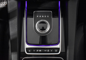 Подержанный автомобиль Jaguar F-Pace 2017 года (10 фото)