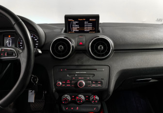 Подержанный автомобиль Audi A1 2013 года (16 фото)
