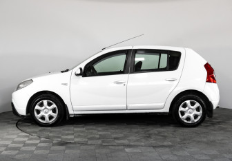 Подержанный автомобиль Renault Sandero 2013 года (8 фото)