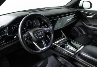 Подержанный автомобиль Audi Q8 2019 года (11 фото)
