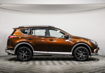 Подержанный автомобиль Toyota RAV4 2016 года (4 фото)