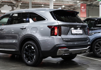 Подержанный автомобиль Kia Sorento 2024 года (10 фото)