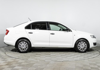 Подержанный автомобиль Skoda Rapid Liftback 2015 года (4 фото)