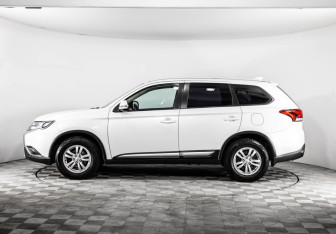 Подержанный автомобиль Mitsubishi Outlander 2018 года (8 фото)