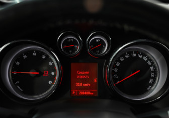 Подержанный автомобиль Opel Astra Hatchback 2012 года (12 фото)