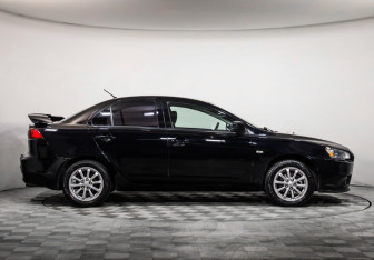 Подержанный автомобиль Mitsubishi Lancer Sedan 2010 года (4 фото)