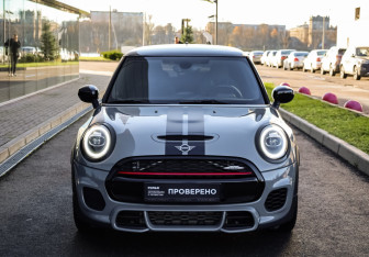 Подержанный автомобиль MINI Hatch 2020 года (3 фото)