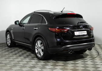 Подержанный автомобиль Infiniti QX70 2013 года (7 фото)