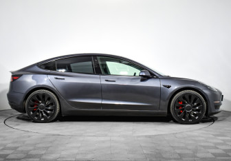 Подержанный автомобиль Tesla Model 3 2023 года (4 фото)