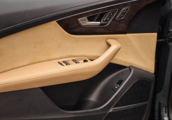 Подержанный автомобиль Audi Q8 2019 года (27 фото)