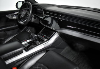 Подержанный автомобиль Audi Q8 2019 года (15 фото)