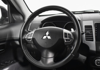 Подержанный автомобиль Mitsubishi Outlander 2011 года (14 фото)