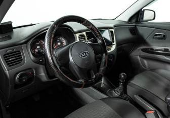 Подержанный автомобиль Kia Rio Hatchback 2009 года (11 фото)