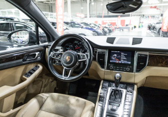 Подержанный автомобиль Porsche Macan 2018 года (16 фото)