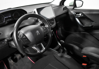 Подержанный автомобиль Peugeot 208 2013 года (9 фото)