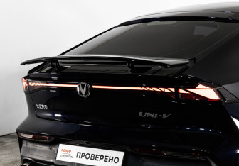 Подержанный автомобиль Changan UNI-V 2023 года (7 фото)