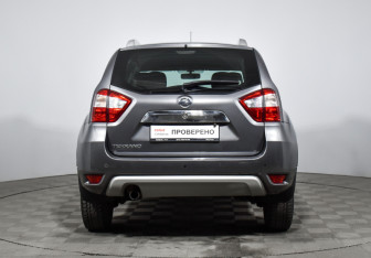 Подержанный автомобиль Nissan Terrano 2015 года (6 фото)