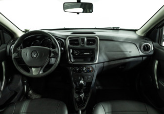 Подержанный автомобиль Renault Sandero 2017 года (13 фото)