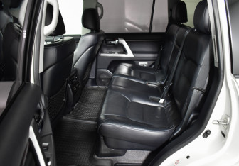 Подержанный автомобиль Toyota Land Cruiser Suv 2013 года (11 фото)