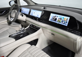 Подержанный автомобиль Voyah Dream 2023 года (16 фото)