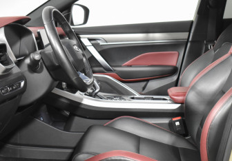 Подержанный автомобиль Geely Coolray 2022 года (10 фото)