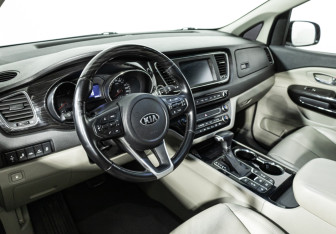 Подержанный автомобиль Kia Carnival 2019 года (11 фото)
