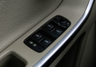 Подержанный автомобиль Volvo XC60 2011 года (18 фото)