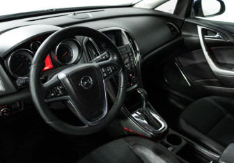 Подержанный автомобиль Opel Astra Hatchback 2010 года (11 фото)