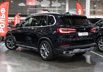 Подержанный автомобиль BMW X5 2019 года (13 фото)