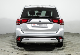 Подержанный автомобиль Mitsubishi Outlander 2021 года (6 фото)