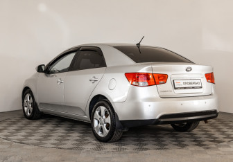 Подержанный автомобиль Kia Cerato Sedan 2009 года (7 фото)