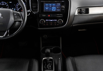 Подержанный автомобиль Mitsubishi Outlander 2015 года (13 фото)