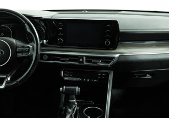 Подержанный автомобиль Kia K5 2020 года (14 фото)