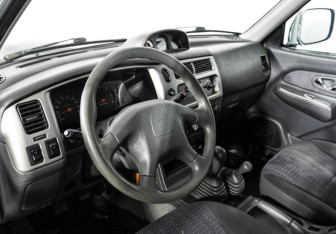 Подержанный автомобиль Mitsubishi L200 2005 года (11 фото)