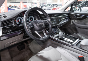 Подержанный автомобиль Audi Q7 2021 года (17 фото)