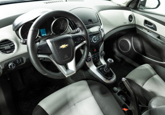 Подержанный автомобиль Chevrolet Cruze Hatchback 2013 года (11 фото)