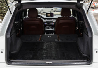 Подержанный автомобиль Audi Q7 2017 года (40 фото)