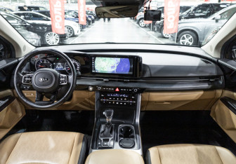 Подержанный автомобиль Kia Carnival 2021 года (21 фото)
