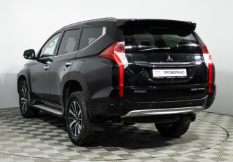 Подержанный автомобиль Mitsubishi Pajero Sport 2017 года (7 фото)