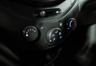 Подержанный автомобиль Chevrolet Spark 2011 года (15 фото)