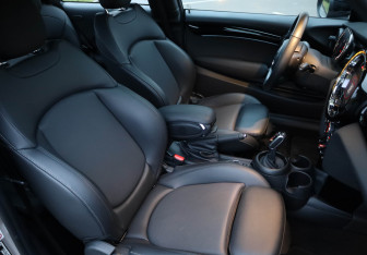 Подержанный автомобиль MINI Hatch 2021 года (26 фото)