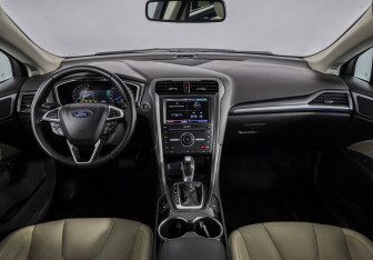 Подержанный автомобиль Ford Mondeo Sedan 2016 года (10 фото)